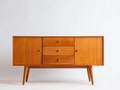 Aparador de madera 150×42×78 cm – nogal cálido – salón – 2 puertas y 3 cajones estilo retro